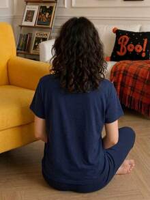 Chillnights Conjunto de pijama para mujer con estampado de texto, fantasma, calabaza y telaraña de dibujos animados de Halloween, estilo joven, vibrante y divertido - Azul B - Ver 2