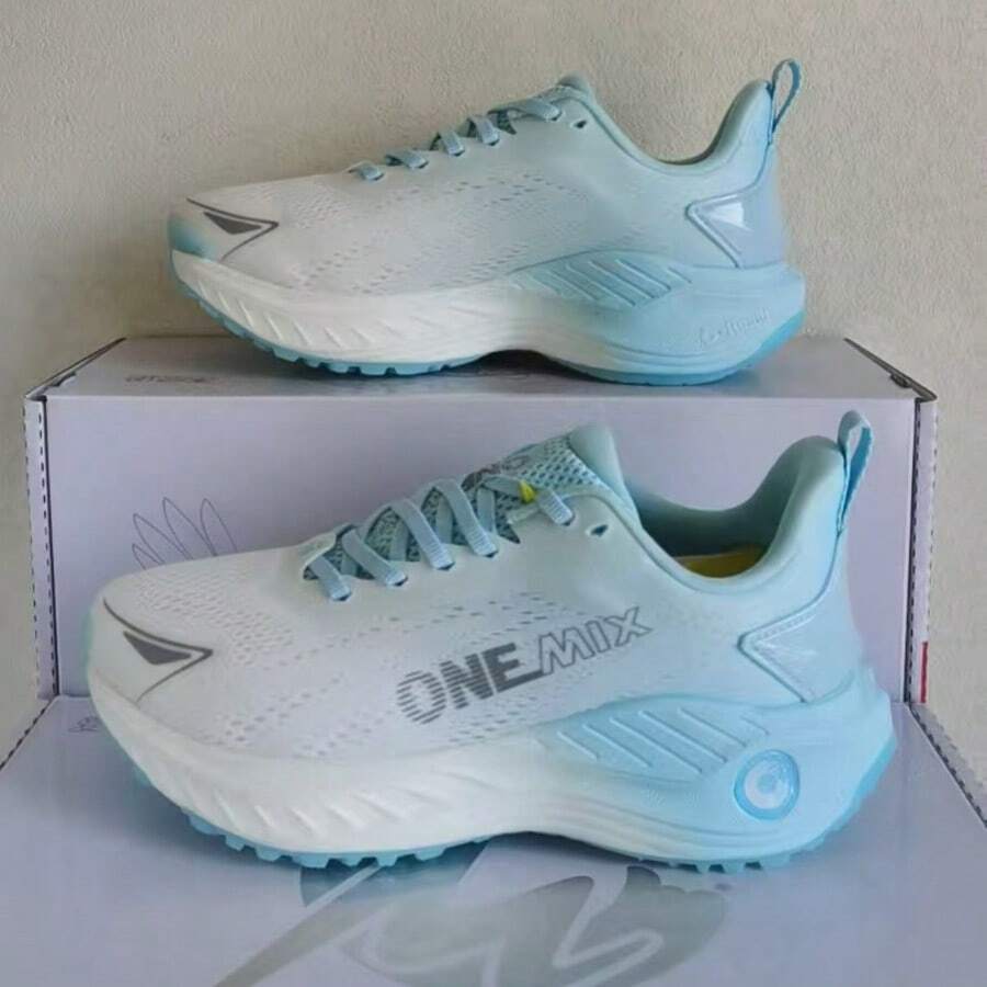 ONEMIX 時尚運動休閒跑步鞋，舒適吸震，低筒厚底，防滑耐磨，海鹽白