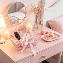 Keranjang Penyimpanan Mini Genggam Warna Pink untuk Anak Perempuan dengan Pita Busur Pink yang Halus, Penyimpanan Genggam atau Meja yang Ringkas untuk Jepit Rambut dan Aksesori Kecil, Desain Lucu dan Sangat Menarik, Cocok untuk Hadiah, Parfum, Sisir, Liontin, dan Penggunaan Pribadi, Keranjang Penyimpanan Meja yang Lucu, Tempat Penyimpanan Meja untuk Mahasiswa/Mahasiswa, Keranjang Genggam, Keranjang Hadiah, Keranjang Penyimpanan Perlengkapan Mandi - View 8