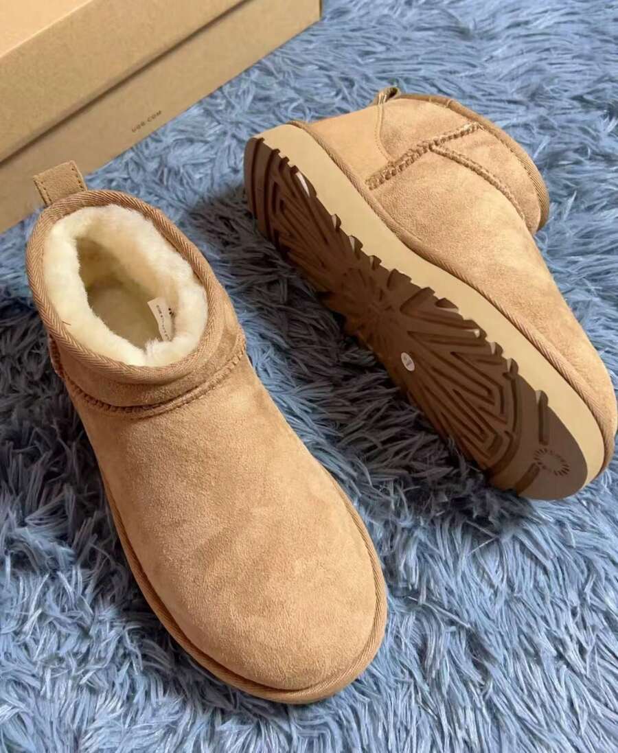 بوت كاحل شتوي قصير للجنسين من UGGGG Classic Ultra Mini، مبطن بالجلد الطبيعي للرجال والنساء - لون كستنائي - مشاهدة 1