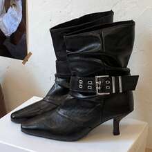 Sepatu Bot Wanita Model Vintage Ujung Lancip dengan Detail Kerut, Hak Tinggi Tipis, dan Gesper Sabuk Kulit - Hitam - View 4