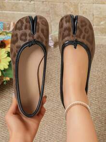 Women's Vintage Leopard Print Split Toe Low Vamp Strap-Free Flat Ballet Shoes - Brown - View 2