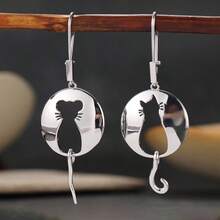 Anting Gantung Minimalis Lucu untuk Penyembuhan, Desain Asimetris Siluet Kucing dan Tikus Berongga - Perak - View 2
