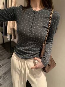 女款亨利領鈕扣碎花長袖針織T恤，韓系打底上衣，秋季上衣 - 深灰色 - 查看 2