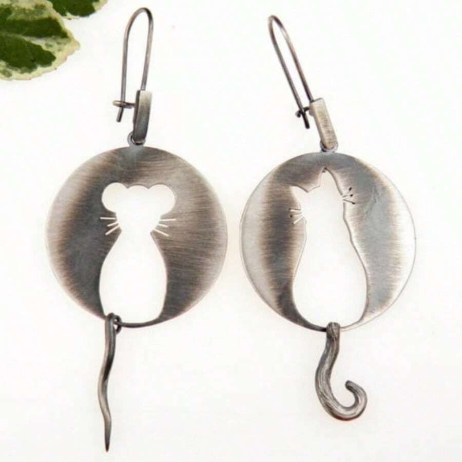 Anting Gantung Minimalis Lucu untuk Penyembuhan, Desain Asimetris Siluet Kucing dan Tikus Berongga - Perak - View 1