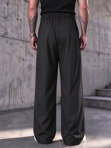 Celana Panjang Pria Model Longgar Sedikit Melebar dengan Lipatan Depan, Belahan di Bagian Bawah, dan Detail Kancing, Potongan Slim Fit untuk Meningkatkan Tinggi Badan - Hitam - View 4