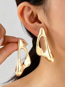 1 Pair European And American Geometric Hollow Teardrop Women's Earrings Studs - Yellow Gold - View 1