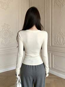 Áo thun lót trong tay dài cổ chữ U dáng ôm, màu trơn in chữ - Màu be - Xem 8