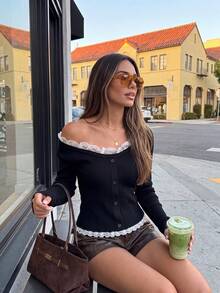 ملابس علوية قصيرة من التريكو بطبقة أساسية ضيقة مرنة، بكتف مكشوف وتصميم أوف شولدر، مع رقعات دانتيل وأزرار أمامية مفردة، وصول جديد لأجواء بداية الخريف - الأسود - مشاهدة 2
