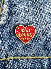 1pc Jesus Loves You Heart Shaped Enamel Pin, Red & Gold Letter Alloy Brooch, Suitable For Backpack, Jacket, Collar And Other Clothing, Ideal Accessory Gift - Red - View 2