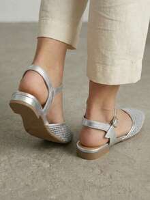 Zapatos con punta de material tipo malla con ligero tacón, destalonados, con correa ajustable para mujer. Pensados para actividades cotidianas. - Plateado - Ver 3