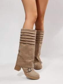 Sepatu bot wanita setinggi lutut dengan ujung bulat, potongan lurus, detail kerut, gesper logam, dan hak tebal. - Khaki - View 7