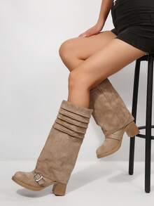 Sepatu bot wanita setinggi lutut dengan ujung bulat, potongan lurus, detail kerut, gesper logam, dan hak tebal. - Khaki - View 5