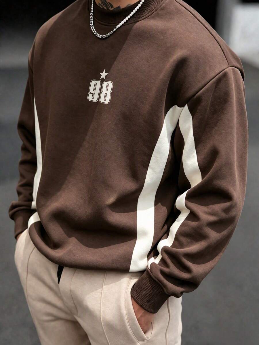 Sweatshirt Leher Bulat Pria Motif Garis Samping dan Angka 98 Colorblock, Model Retro Kasual Lengan Panjang - Coklat - View 1