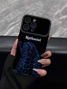 1 قطعة بطانية هاتف مخصص بالاسم بتصميم راقي وخلفية سوداء مع نجوم زرقاء لامعة ونمط ظل نمر وحواف سوداء وأربعة زوايا مضادة للسقوط وملمس محبب، متوافق مع Apple 18ProMax/17ProMax/16Pro/15/14Plus/13Pro/12ProMax/11، إكسسوارات هاتف فاخرة - متعدد الألوان - مشاهدة 3