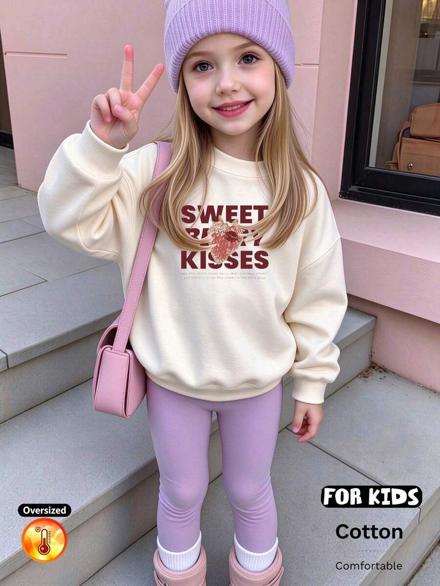 سويت شيرت فضفاض بياقة دائرية ونسيج سميك، مزين بعبارة "Sweet Berry Kisses" ورسومات فراولة - لون مشمشي - مشاهدة 1