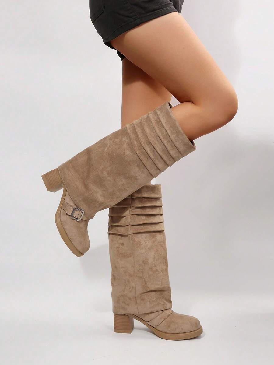 Sepatu bot wanita setinggi lutut dengan ujung bulat, potongan lurus, detail kerut, gesper logam, dan hak tebal. - Khaki - View 1