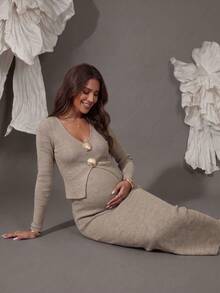 طقم نسائي أنيق من قطعتين بتصميم Bump، ملابس علوية بياقة V وأكمام طويلة مع أزرار صدفية وتنورة طويلة بقصة ضيقة، ملابس حمل عالية المرونة - لون مشمشي - مشاهدة 5