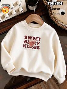 سويت شيرت فضفاض بياقة دائرية ونسيج سميك، مزين بعبارة "Sweet Berry Kisses" ورسومات فراولة - لون مشمشي - مشاهدة 3