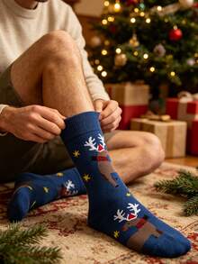 1 Pair Men's Christmas Reindeer Mid-Calf Socks, Warm And Thick For Autumn/Winter Wear, Navy Blue Base With Cute Reindeer And Gold Star Pattern, Fun Holiday Style, Suitable For Home Casual Wear, Creative Christmas Gift Socks - Multicolor - View 3
