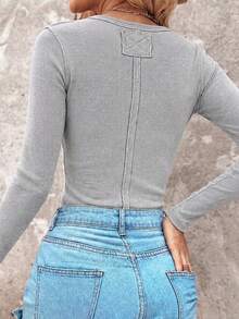 ChicMe Áo giữ nhiệt nữ cổ Henley gân, tay dài, ôm sát, cài nút trước, phong cách thường ngày, mềm co giãn - Màu Xám nhạt - Xem 2