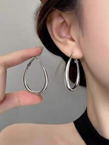 1 Pair Fashion Metal Shiny Water Drop Oval Hoop Earrings, Minimalist Style, Elegant Exaggerated Versatile Earrings Suitable For Women's Daily And Holiday Wear - Silver - View 4