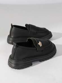 Sepatu Loafer Slip-On Modis untuk Anak Perempuan, Dekorasi Mahkota Berlian Imitasi Logam, Sol Tebal Anti Selip, Lapisan Lembut, Pas Nyaman, Warna Hitam Klasik, Abadi untuk Pakaian Sekolah Sehari-hari - Hitam - View 5