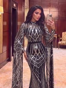 فستان طويل فاخر وساحر للنساء مزين بالترتر بتصميم ذيل السمكة، ياقة واقفة، أكمام كيب طويلة جداً، مناسب للمناسبات المسائية الرسمية - أبيض وأسود - مشاهدة 7