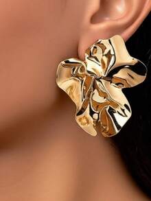 Women's Large Liquid Metal Flower Stud Earrings, Asymmetrical Pleated Petal Heavy Crafting Atmospheric Earrings, Daily Commute Personalized Style Eye-Catching - Gold - View 2