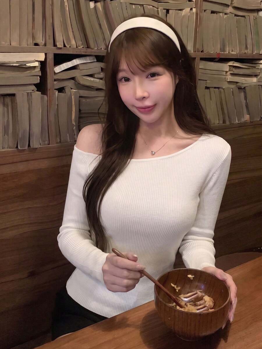 Asymmetrical Shoulder Asymmetric Knit Long Sleeve Slim Fit Flattering Solid Color Top For Women, Spring/Autumn, Sweet & Spicy Style - White - View 1