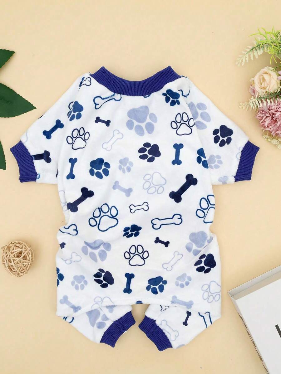1件狗睡衣，適合小型犬在秋冬季節穿著，舒適柔軟，適用於小型犬和中型犬