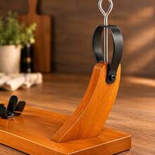 Soporte y tabla de corte para jamón de madera; cuenta con un diseño robusto y estable que garantiza una experiencia de corte cómoda. - Color de madera natural - Ver 5