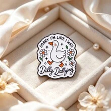Pin Enamel Angsa Lucu, Kutipan "Maaf Saya Terlambat, Saya Sedang Berlama-lama" Bros Kerah, Lencana Bunga Daisy untuk Ransel, Jaket, Topi, Hadiah Menarik untuk Teman - MultiWarna - View 3
