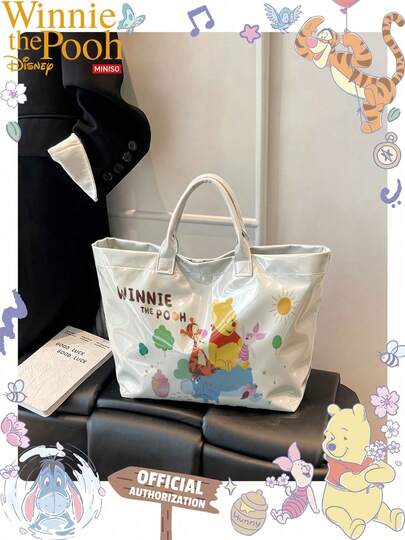 Miniso กระเป๋าถือ PVC ลาย Disney Winnie The Pooh พื้นหลังสีขาวพร้อมลายเพื่อน เหมาะสำหรับทำงาน เดินทาง ช้อปปิ้ง และใช้ในชีวิตประจำวัน
