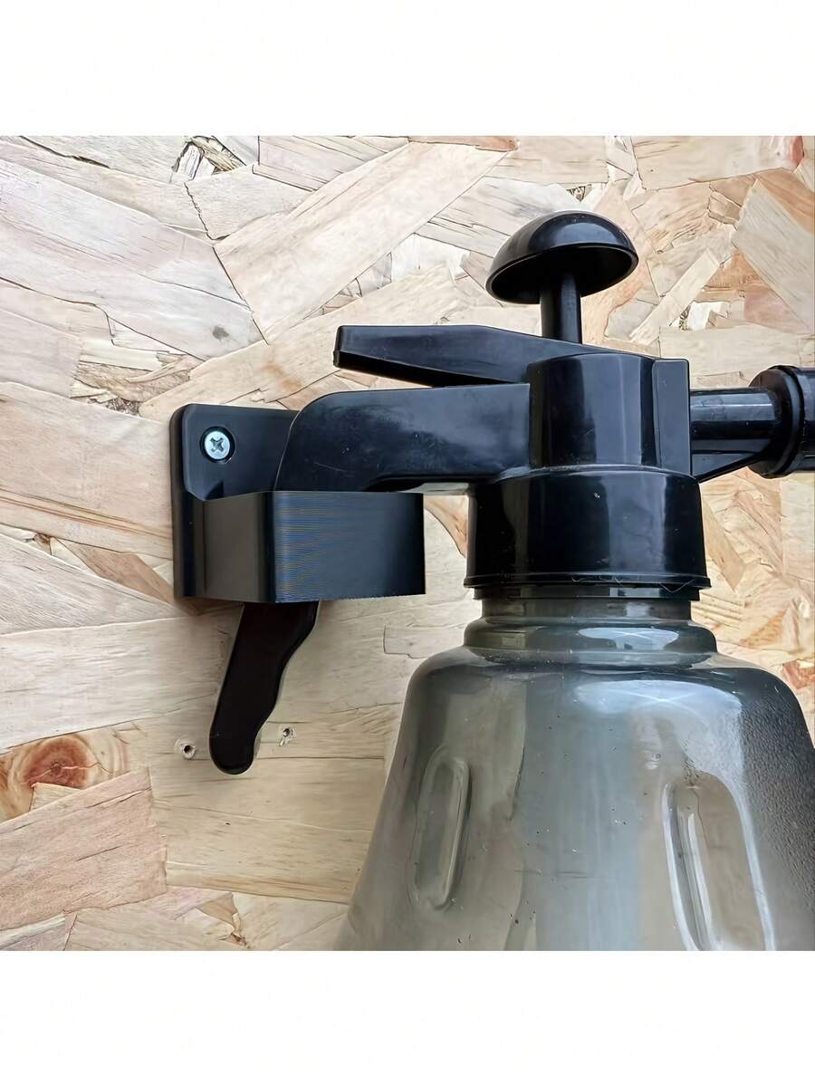 رف زجاجات الرش البلاستيكي المثبت على الحائط، تصميم التركيب بالثقب، رف عرض نافذة المتجر، رف تخزين دلو الري للحديقة والورشة، البراغي غير مشمولة - متعدد الألوان - مشاهدة 1