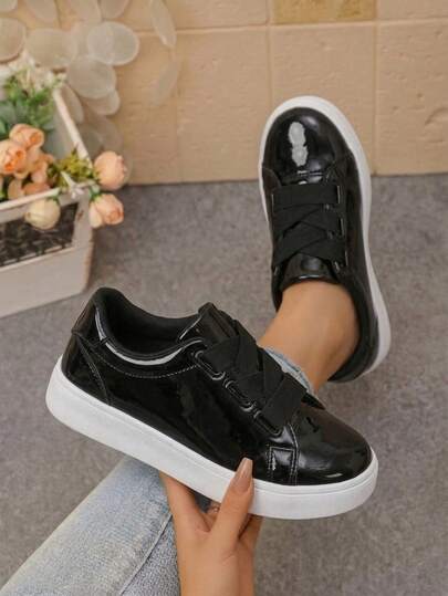 Tenis negro charolado con suela blanca