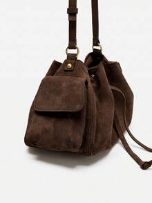 Tas Bowling Wanita Warna Kopi Bahan Suedette PU dengan Banyak Kantong, Lubang Logam, Penutup Tali Serut, dan Tali Rantai Logam; Tali Bahu Panjang, Tas Selempang - Kopi - View 4