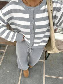 女款秋季灰色條紋針織兩件套，鈕扣開襟衫搭配寬腿褲，休閒秋季穿搭，適合外出與日常穿著 - 彩色 - 查看 3