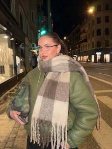 1件女款秋冬新款毛絨流蘇圍巾，保暖舒適大披肩，防風保暖，適合戶外旅行，簡約百搭日常穿搭，適用於聖誕節及其他節日 - 灰白色 - 查看 6