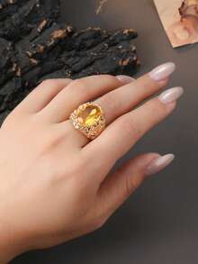 1 buah Cincin Statement Vintage Kristal Kuning Oval Besar yang Modis, Cincin Pita Lebar Berukir Dua Warna Emas & Perak, Cocok untuk Pesta & Pemakaian Sehari-hari, Pilihan Hadiah yang Sempurna - Cincin oval kuning - View 2
