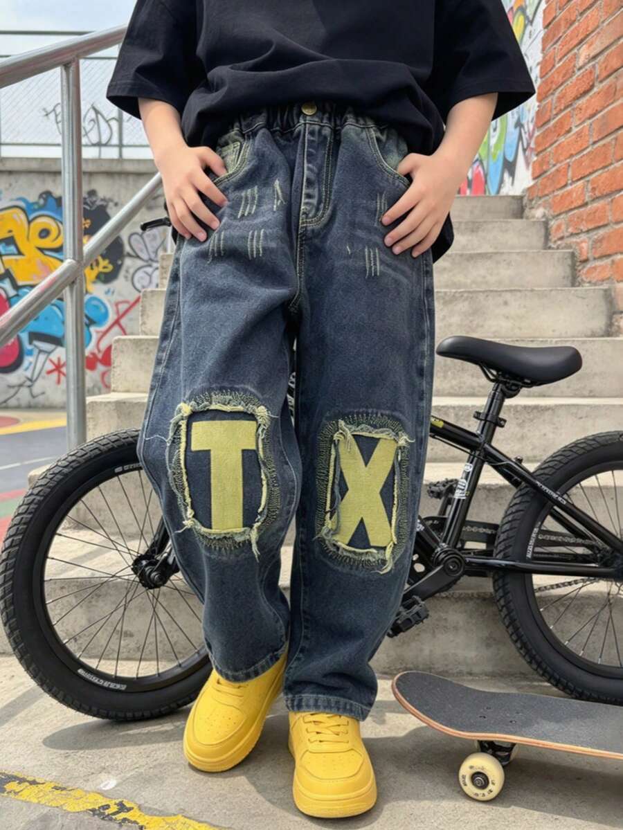 Pantalones vaqueros largos para niños pequeños, estilo callejero, corte holgado, con parches desgastados, estampado de letras y detalles de arañazos, para primavera, otoño y todas las estaciones, uso casual diario y al aire libre - Azul - Ver 1