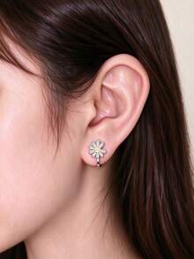1pc Rhinestone Daisy No-Piercing Ear Clip, Silver Sparkling Flower Earring, Music Festival Stage Outfit, No-Hole Ear Clip - Multicolor - View 2