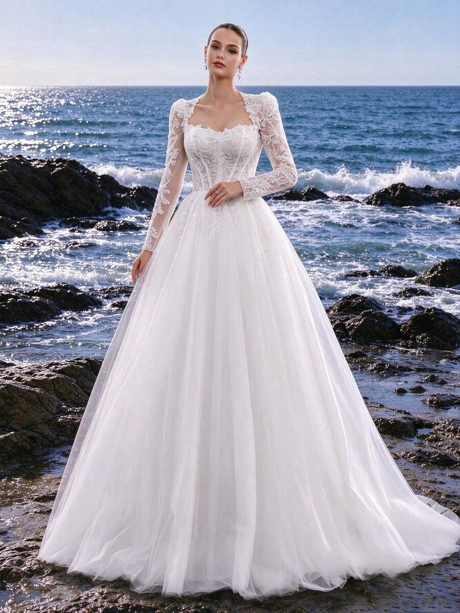 Váy cưới công chúa phong cách lãng mạn thanh lịch màu trắng ngà, tay dài, vải tulle phối ren đính hạt, có đuôi váy