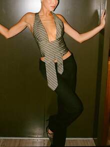 Áo tank nữ thời trang cổ chữ V sâu, cổ yếm, hở lưng, dáng crop, gấu bất đối xứng, chất polyester co giãn vừa - Xám - Xem 3