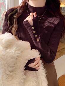 女款酒紅色半高領針織毛衣內搭，春夏秋冬保暖底層上衣，金屬鈕扣裝飾，通勤日常穿著，可單穿或作為外層穿搭 - 酒紅色 - 查看 2