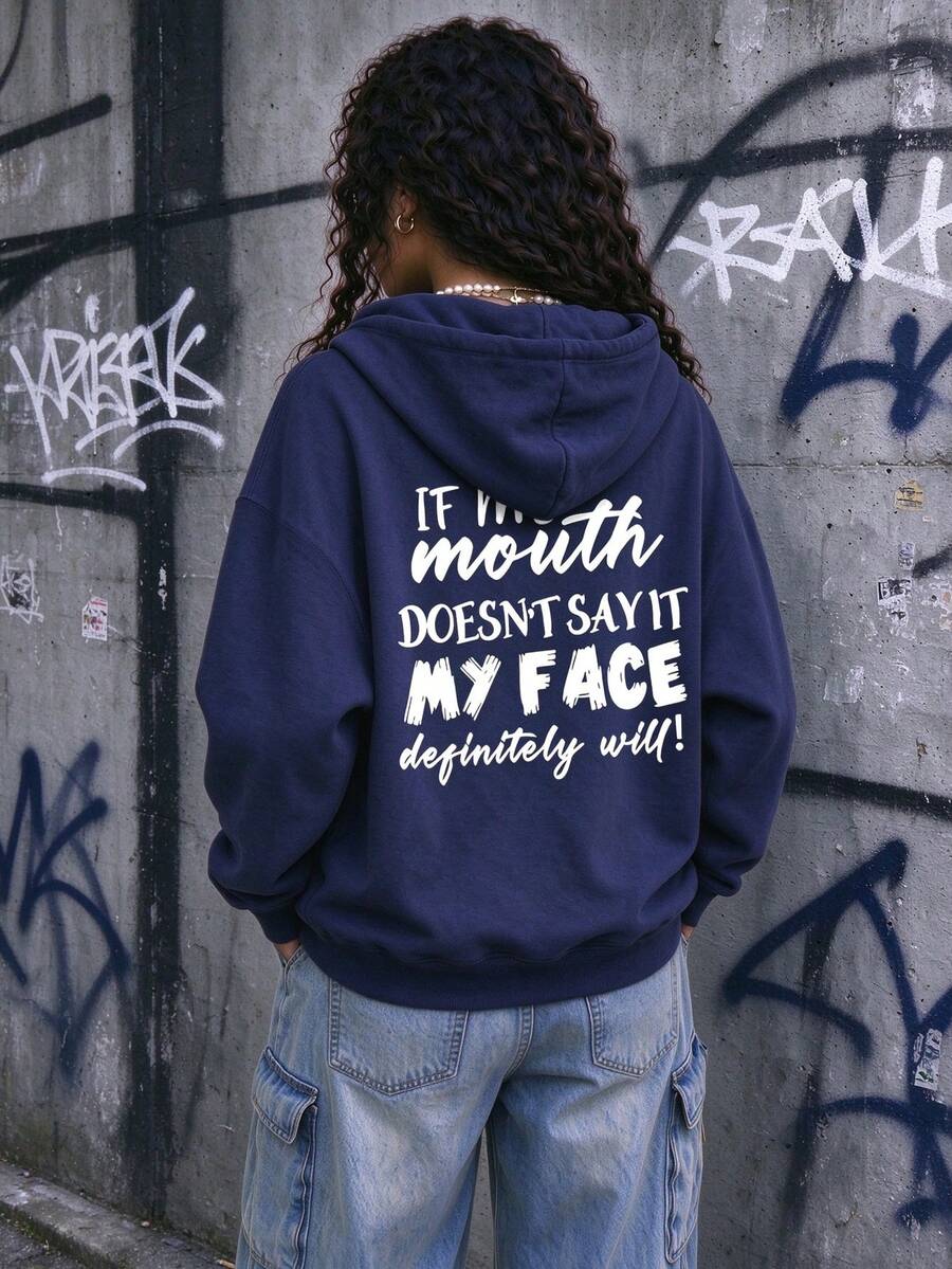 女款時尚秋冬連帽套頭衛衣,柔軟舒適保暖內裡上衣。女款休閒標準版型保暖內裡連帽衛衣,附大學風印花設計,散發青春活力。適合跑步、居家休閒、聚會、派對等場合,在秋冬提供溫暖穿著體驗,適合跑步、運動等活動。 - 藏蓝色 - 查看 1