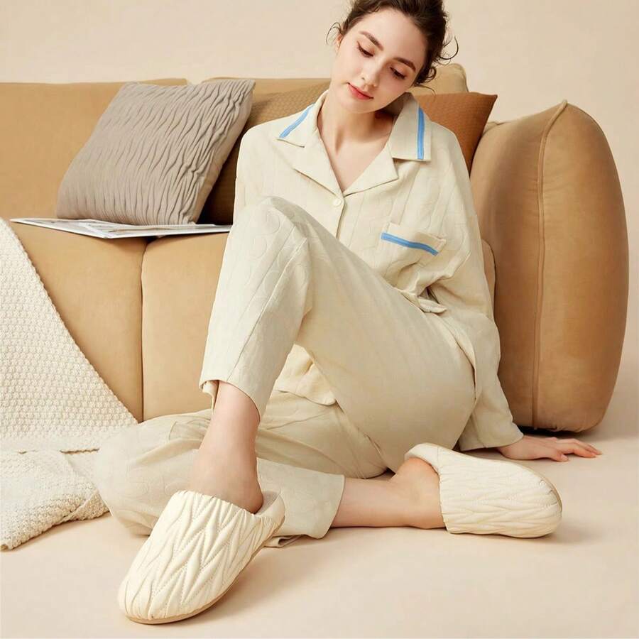1 Pair Women's Fashionable Ruched Indoor Slippers, Fuzzy Lining Closed Toe House Slippers, 3D Pleated Texture, Warm & Comfortable Winter Bedroom Slippers - Frosted White - View 1