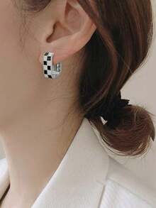 1 Pair Checkerboard Pattern Ear Cuffs - Black and White - View 3