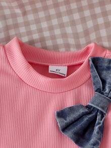 Bộ 2 món cho bé gái gồm áo nỉ dài tay cổ tròn họa tiết nơ 3D phối patchwork và quần denim ống loe gấu tua rua, phong cách thường ngày, xuân/thu - Hồng - Xem 3
