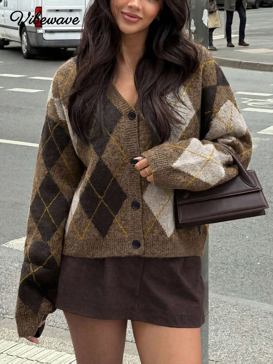 女款復古學院風菱格紋針織開襟衫,V領單排扣寬鬆落肩長袖毛衣,秋冬返校層次穿搭上衣 - 咖啡棕 - 查看 1